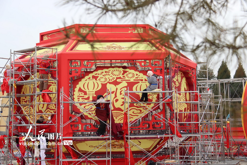 2025年12月21日，在河南省三门峡市陕州地坑院景区，工人在制作大型彩灯。