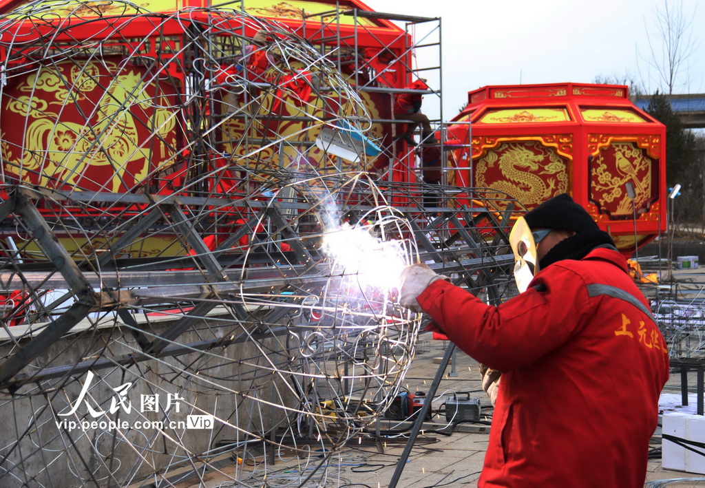 2025年12月21日，在河南省三门峡市陕州地坑院景区，工人在制作大型彩灯。