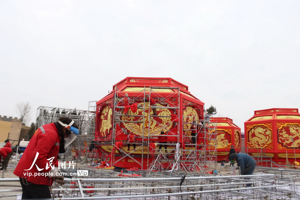 2025年12月21日，在河南省三门峡市陕州地坑院景区，工人在制作大型彩灯。