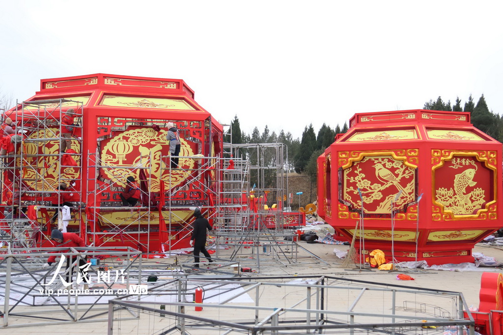 2025年12月21日，在河南省三门峡市陕州地坑院景区，工人在制作大型彩灯。