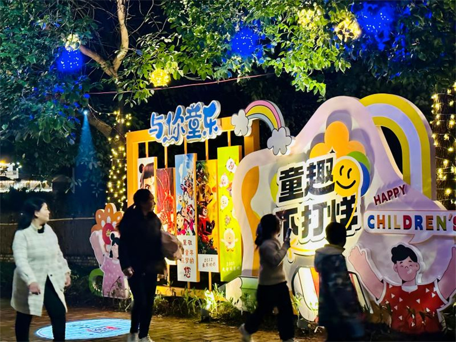 1767079430356967.jpg 市民游客漫步兴光大道.jpg