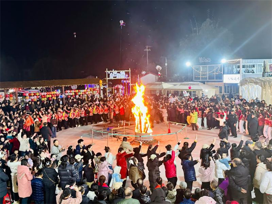 1767079439483912.jpg 群众围着篝火欢快起舞.jpg