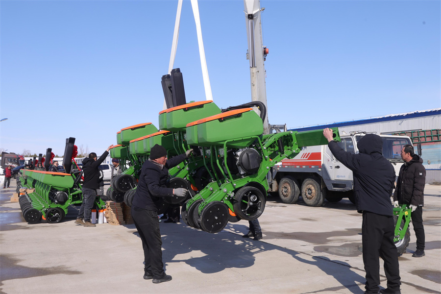 红色边疆农场有限公司购买先进播种机 孙圣奇摄.jpg