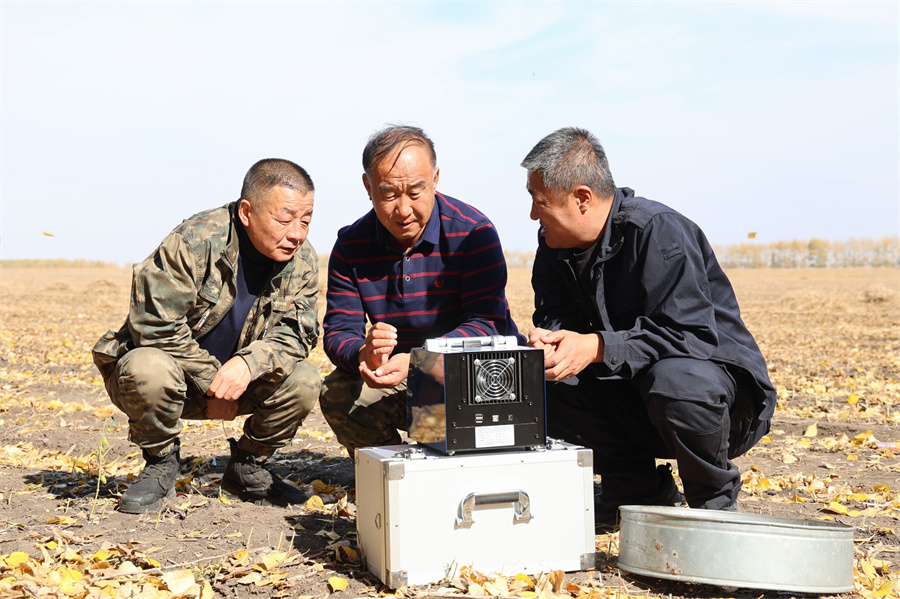 二井镇村民粮食收获测水现场 吕晟逵摄.jpg