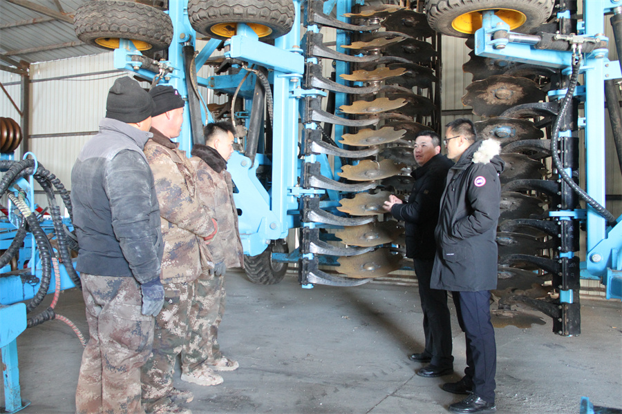 垦地共建农机改装指导现场 吕晟逵摄.jpg