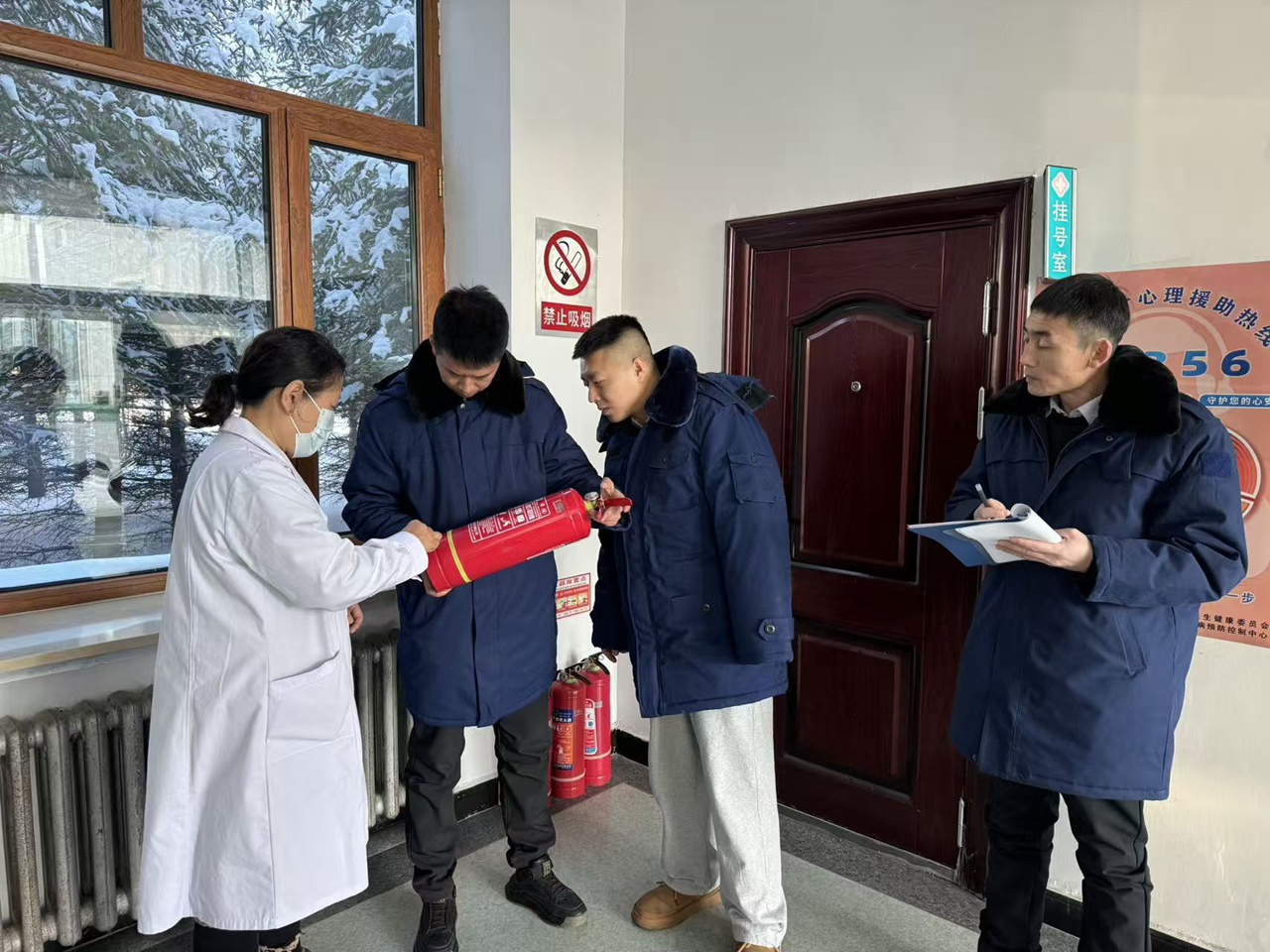 尾山农场有限公司检查消防设施 王海燕摄.jpg