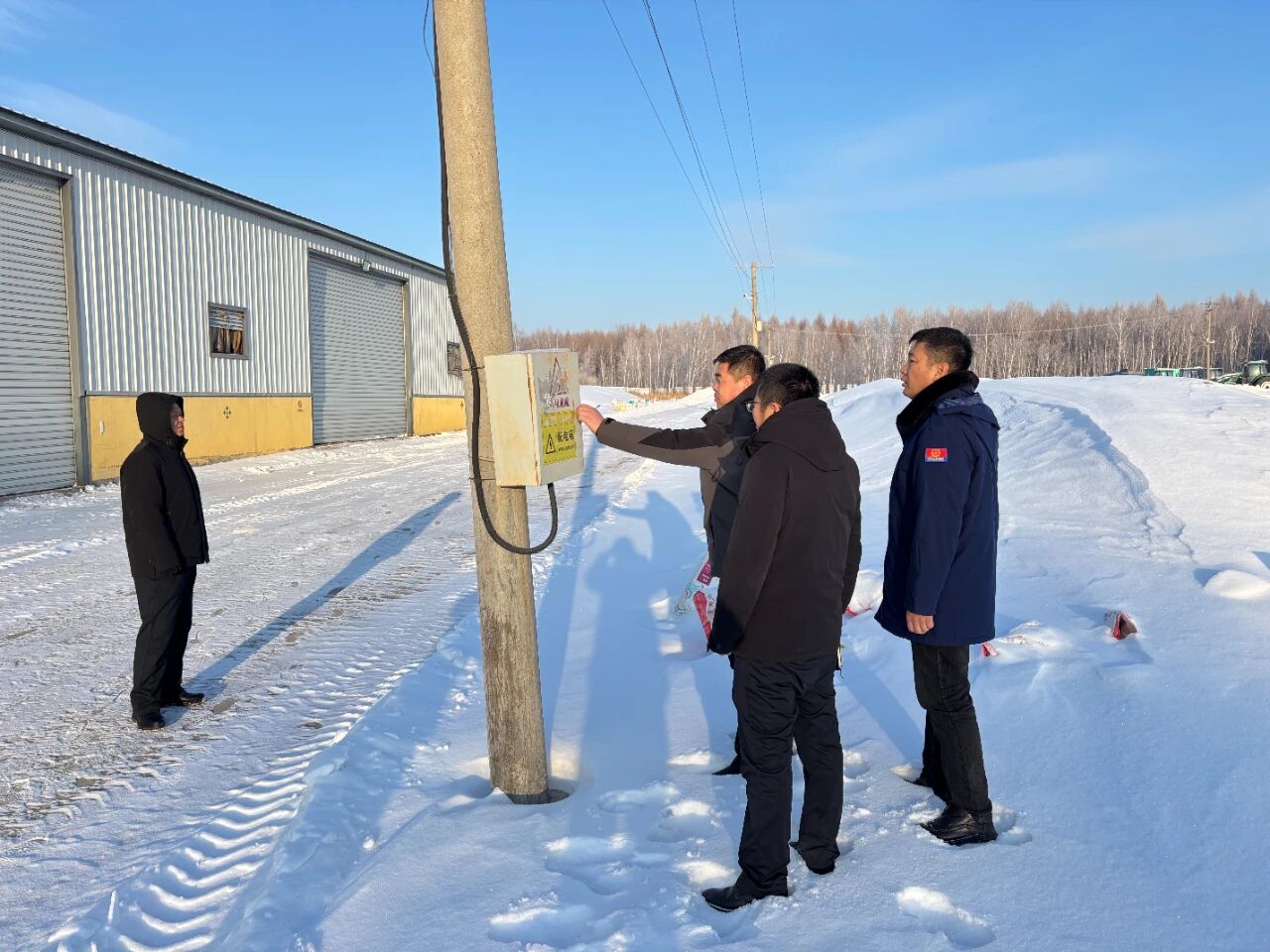 龙门农场有限公司检查晒场用电设备 崔新竹摄.jpg