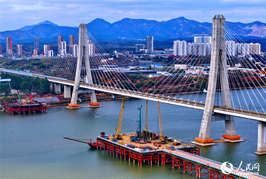 长赣高铁赣江特大桥建设现场吊机林立，工人在进行主墩钻孔桩施工。人民网记者 朱海鹏摄
