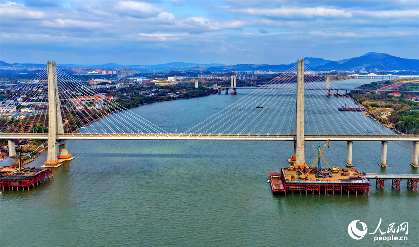 长赣高铁赣江特大桥建设现场吊机林立，工人在进行主墩钻孔桩施工。人民网记者 朱海鹏摄