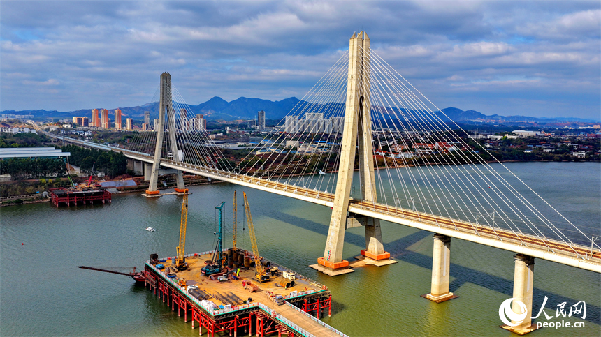 长赣高铁赣江特大桥建设现场吊机林立，工人在进行主墩钻孔桩施工。人民网记者 朱海鹏摄