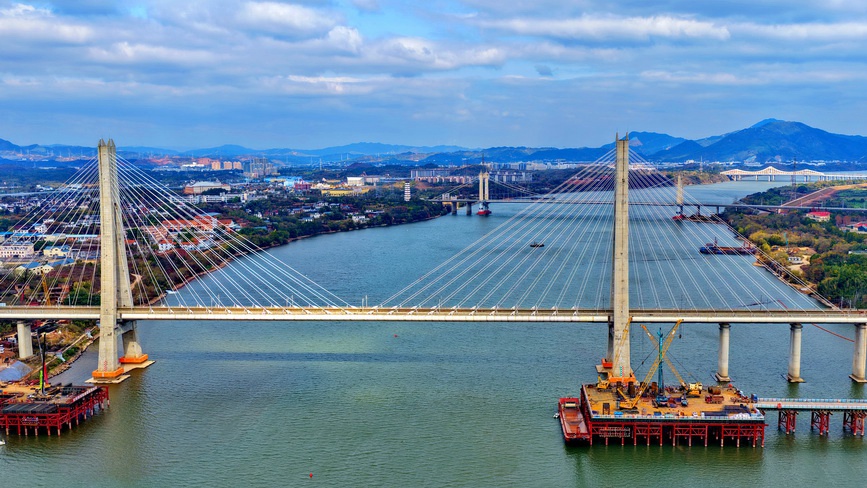 江西赣州：长赣高铁赣江特大桥建设忙