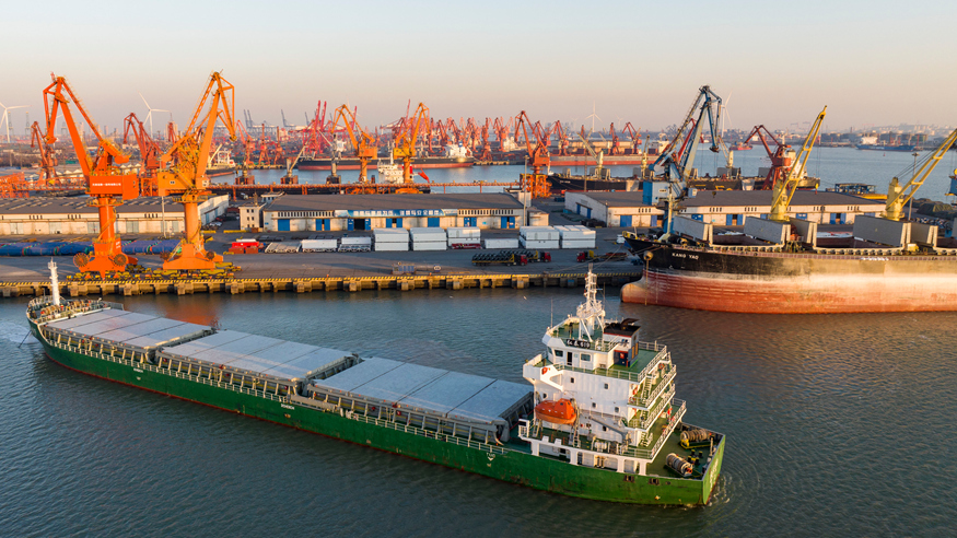 港口作业忙 力争“开门红”