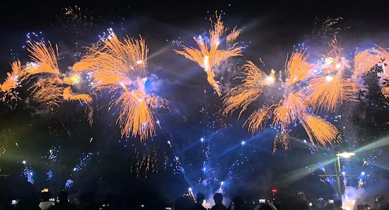 烟花点亮跨年夜.jpg