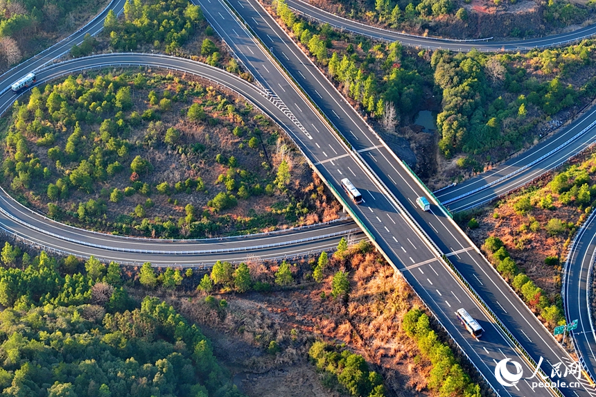 抚州市乐安县牛田镇龙虎岭村，抚吉高速公路上车辆穿村而过，沿线乡村美景怡人。人民网记者 朱海鹏摄