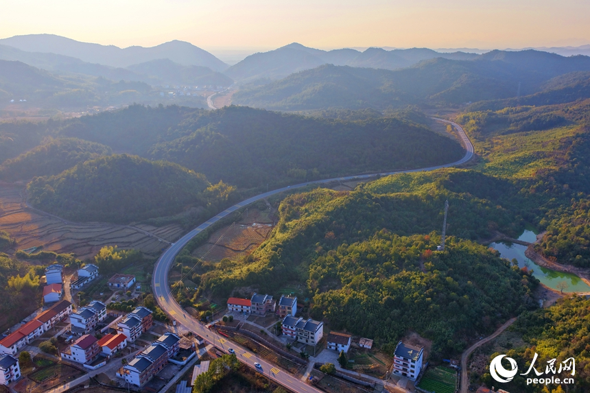 抚州市乐安县牛田镇的农村公路上，车辆往来穿行，冬日乡村美景怡人。人民网记者 朱海鹏摄