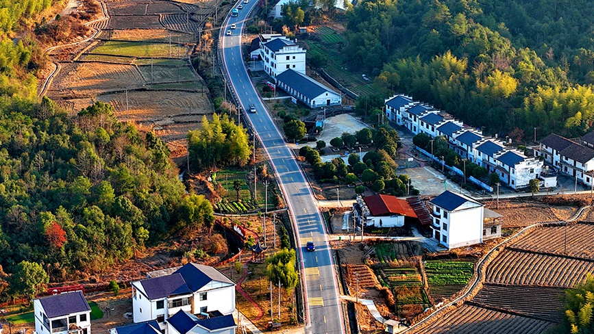 江西乐安：路畅景美车驰骋