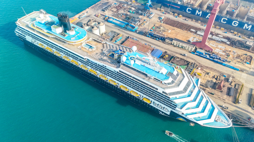 10万吨级以上邮轮“理想”号在青岛维修