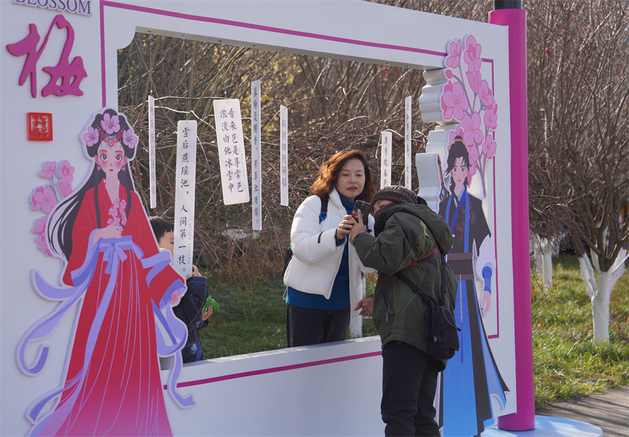 图5 游客在打卡点打卡拍照.JPG