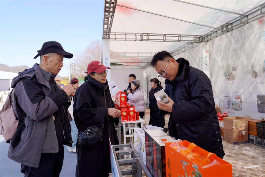 图7 游客在了解宁陕特产 (2).JPG