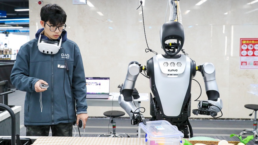 山东青岛：人形机器人“实训”忙