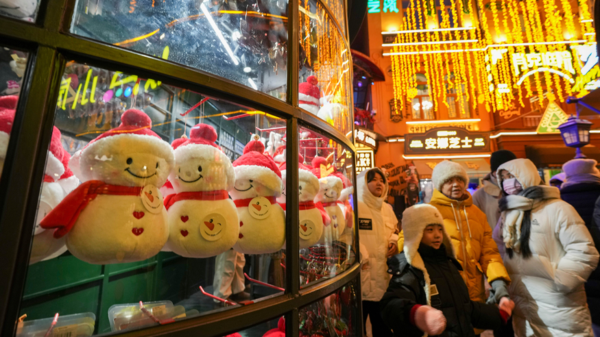 “冰城”百年老街的璀璨冬夜