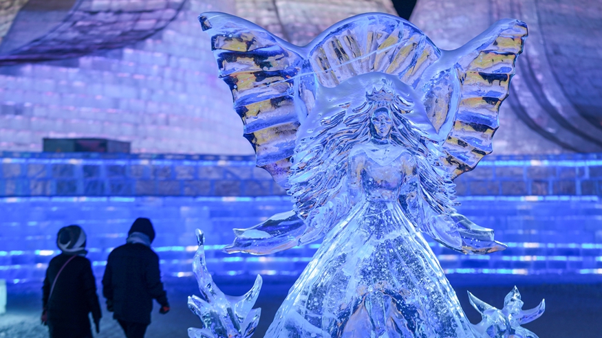 璀璨冰雕闪耀哈尔滨冰雪大世界