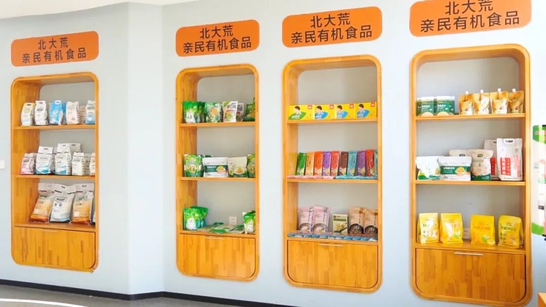 商品展示售卖区 纪艾彤摄_副本.jpg