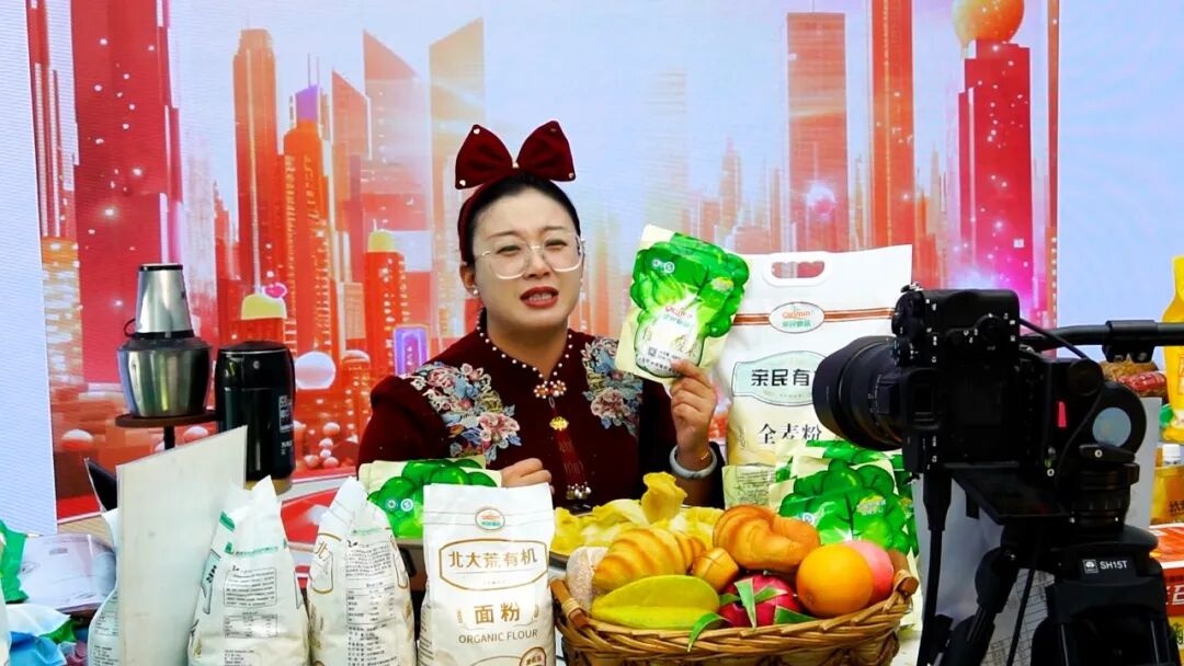 直播现场 纪艾彤摄_副本.jpg