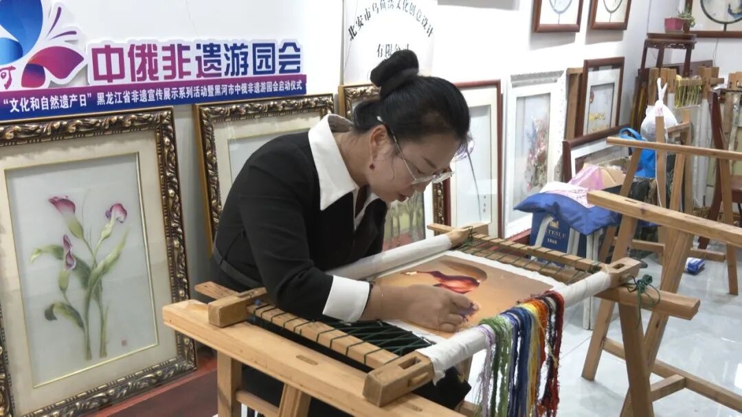 走进乌鱼绣工坊，王春艳正凝神绣制一匹骏马的眼睛 苗成龙摄_副本.jpg