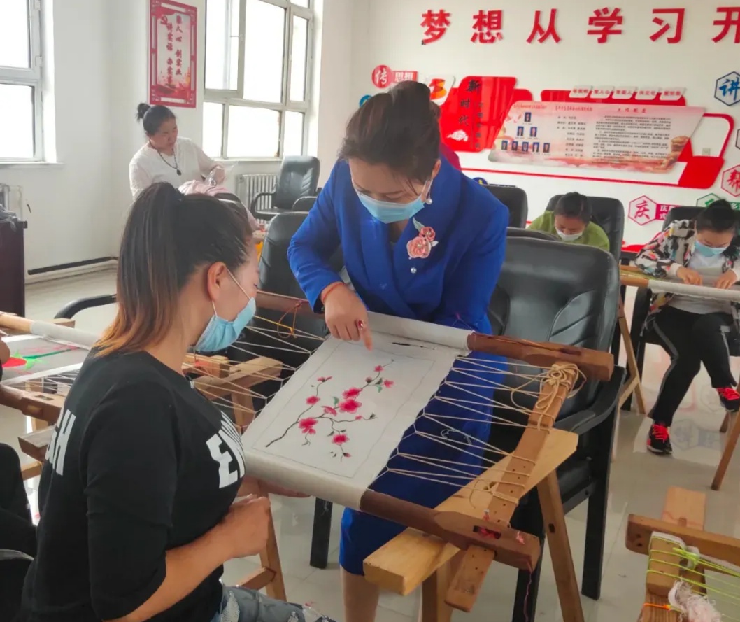 非遗工坊教学现场 苗成龙摄_副本.jpg