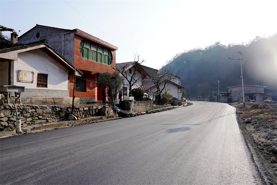 图1 沙金路直通群众家门口.JPG