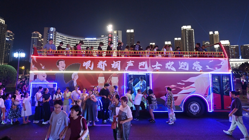 人文经济激活消费新动能丨“笑声”里的消费力