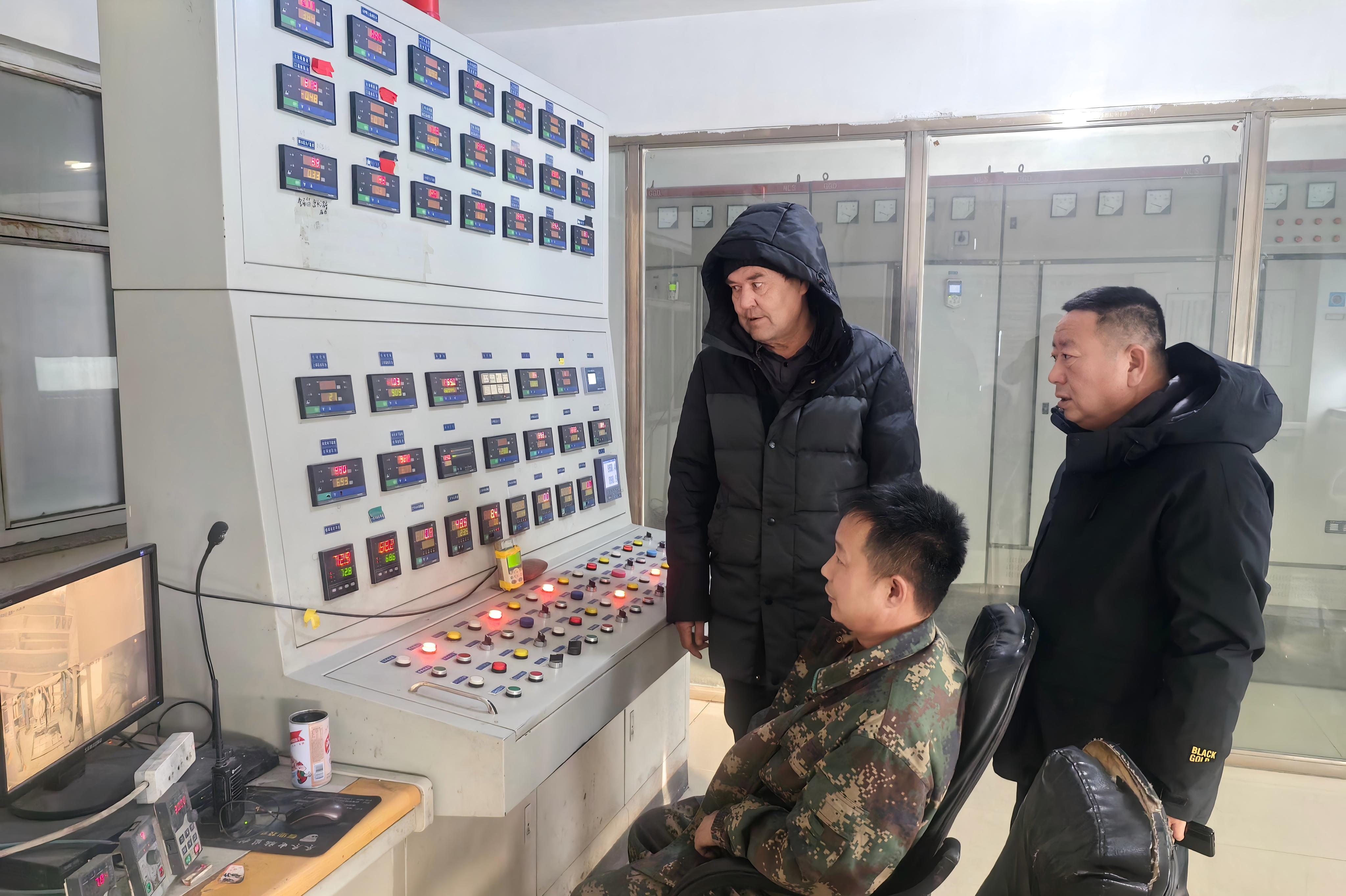 逊克农场有限公司检查供热系统 张馨文摄.jpg