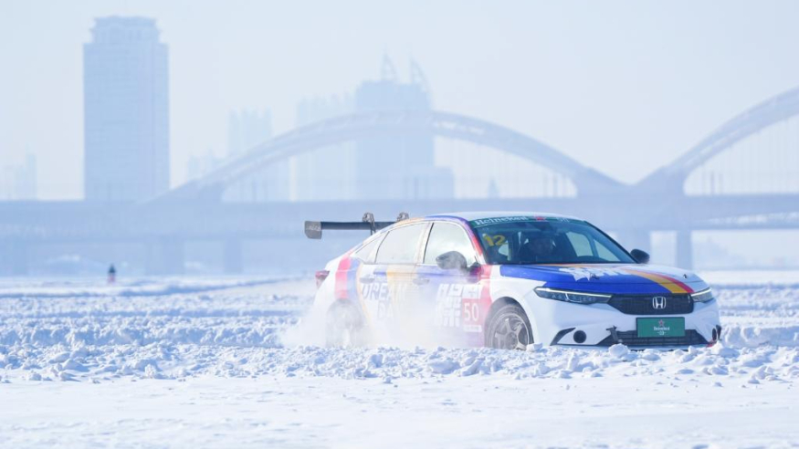 “冰雪赛车”燃动“尔滨”冰雪
