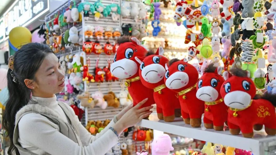 缝反了的“笑笑马”意外走红，背后的市场逻辑是什么？