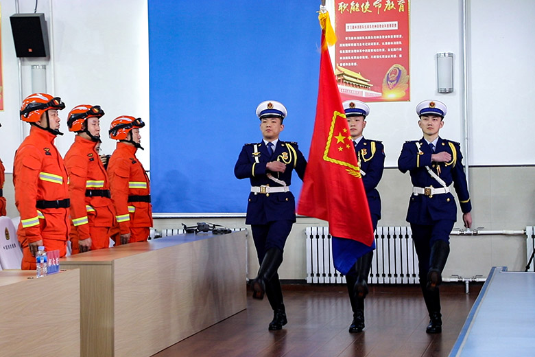 迎中国消防救援队队旗.jpg