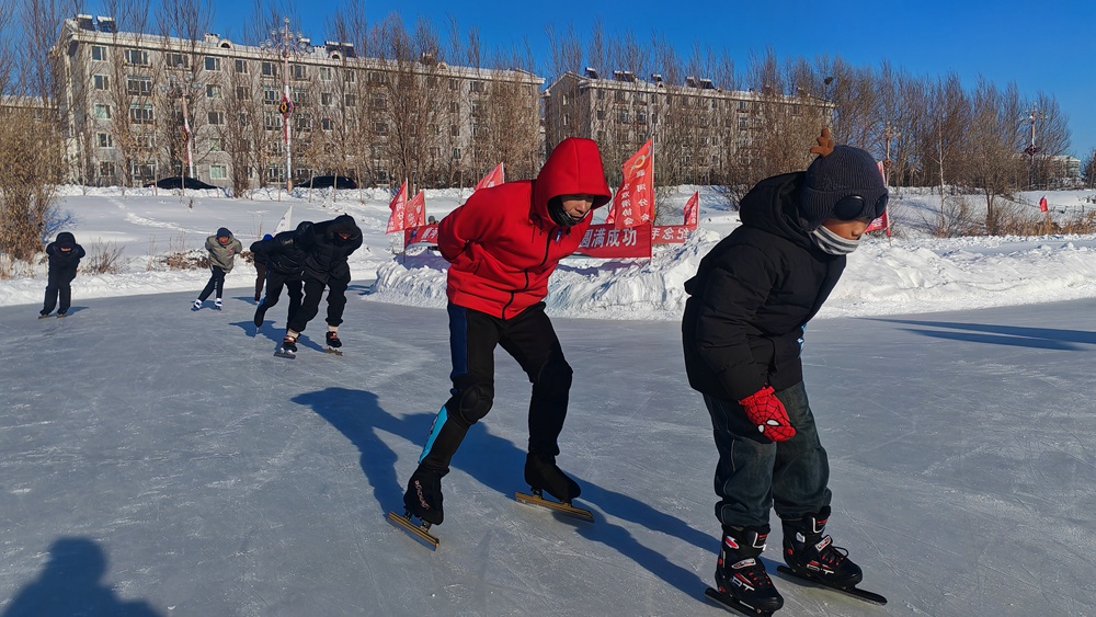 襄河农场有限公司滑冰.jpg