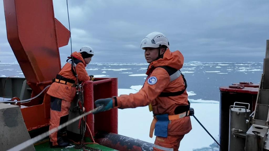 第42次南极考察｜“雪龙”号在阿蒙森海开展潜标作业