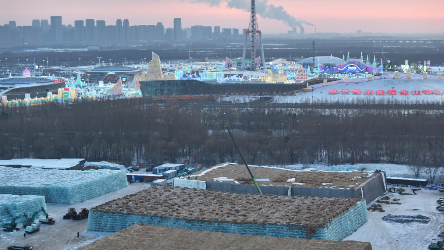 哈尔滨为下届冰雪大世界存冰进入尾声