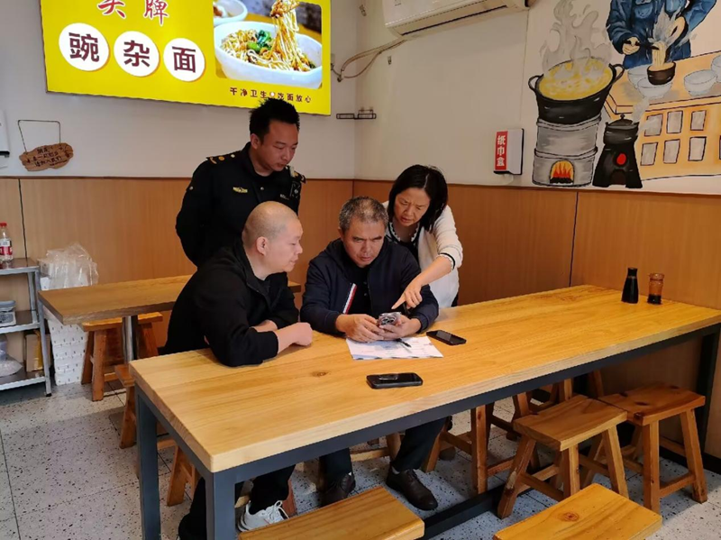 1769668018503054.png 虎中社区领导接到投诉后,来到现场一家面馆了解情况.png