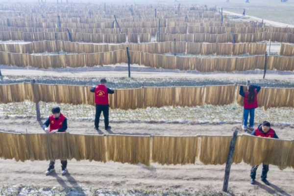 1769755925726092.jpg 1、志愿者帮助零售户晾晒粉丝.jpg