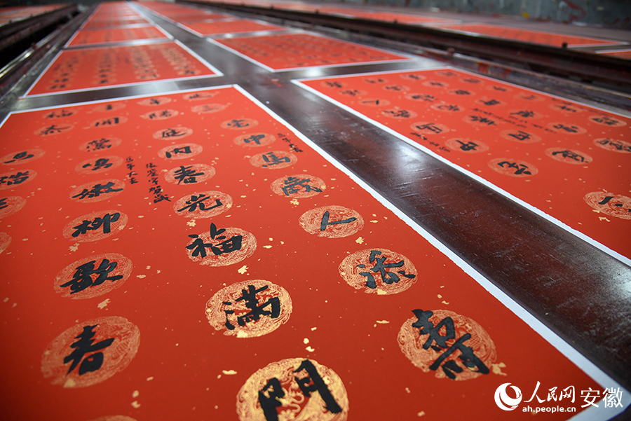 刚刚印刷完成的春联。人民网记者 李希蒙摄