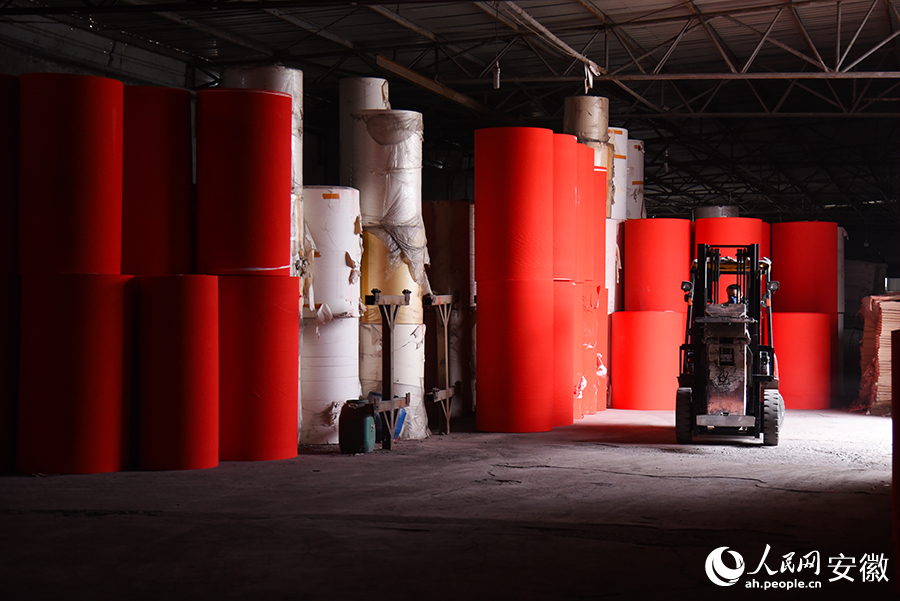 安徽雨晨纸业有限公司仓库内，堆满了半成品春联。人民网记者 李希蒙摄