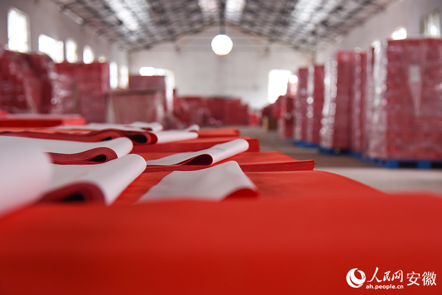 安徽雨晨纸业有限公司仓库内，堆满了半成品春联。人民网记者 李希蒙摄
