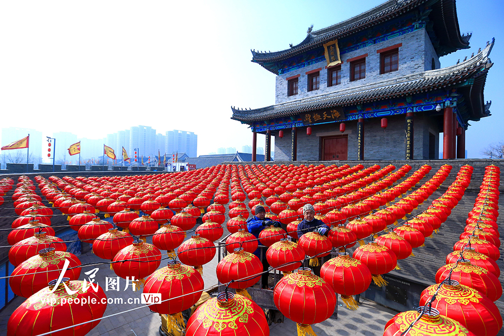 山东青岛：装扮古城迎新春