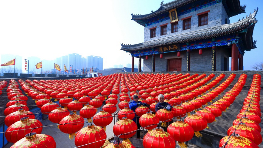 山东青岛：装扮古城迎新春