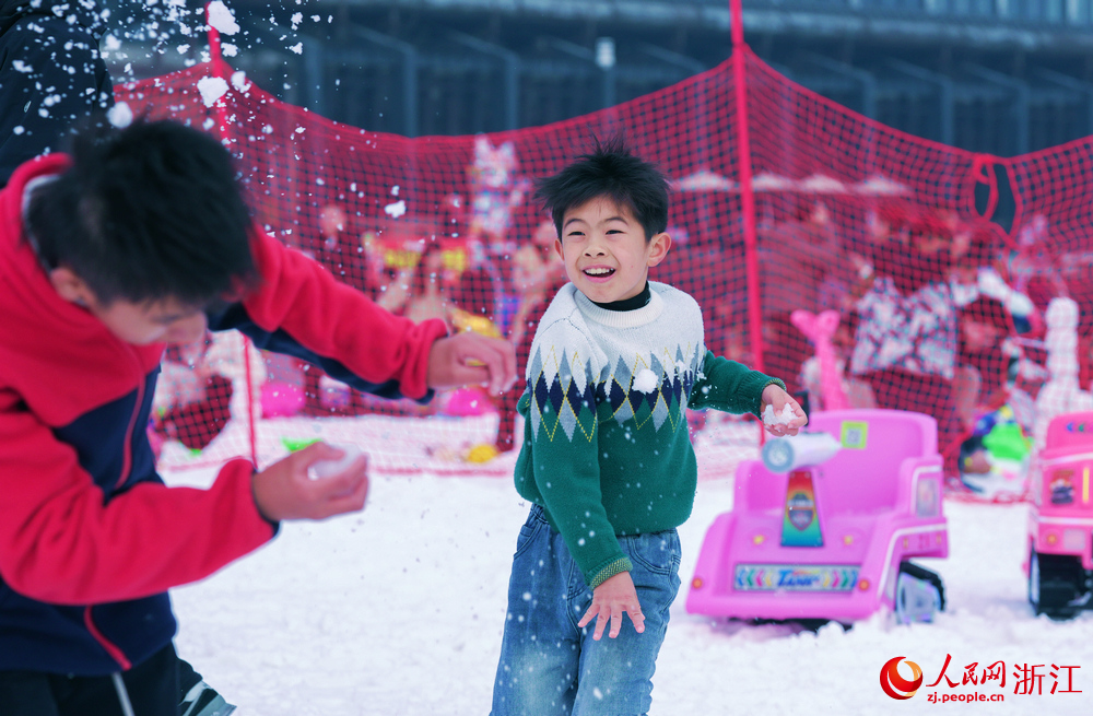 杭钢公园开启的冰雪嘉年华，吸引众多市民走进这片冰雪世界。人民网记者 郭扬摄