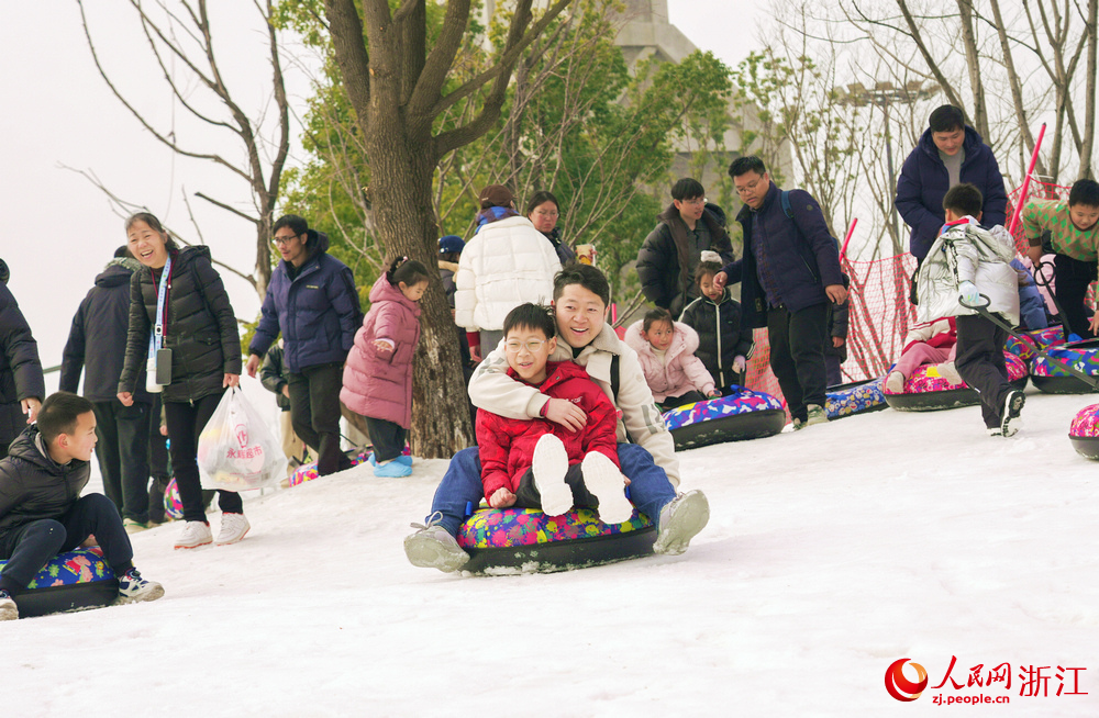 杭钢公园开启的冰雪嘉年华，吸引众多市民走进这片冰雪世界。人民网记者 郭扬摄