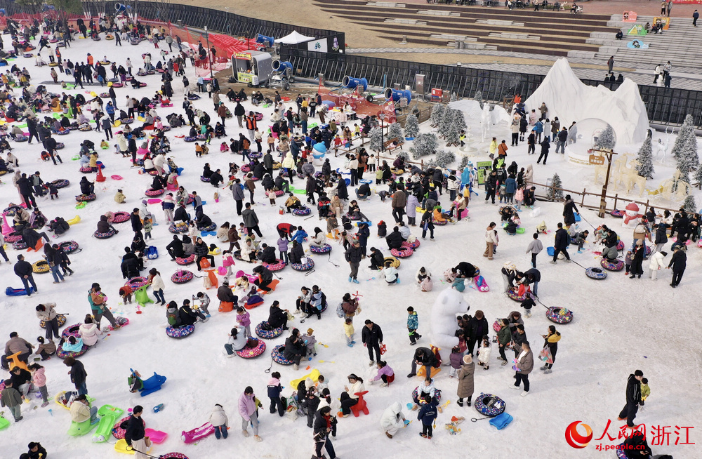 杭钢公园开启的冰雪嘉年华，吸引众多市民走进这片冰雪世界。人民网记者 郭扬摄