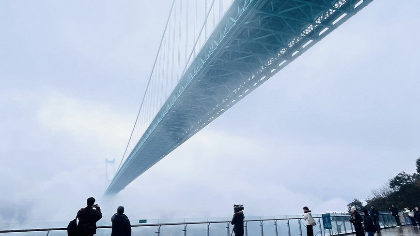 外媒眼中的“世界第一高桥”：硬核技术，诗意桥旅